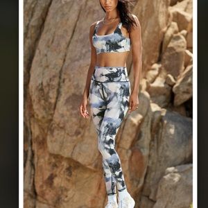 Alo yoga vapor high rise graffiti tie-dye leggings